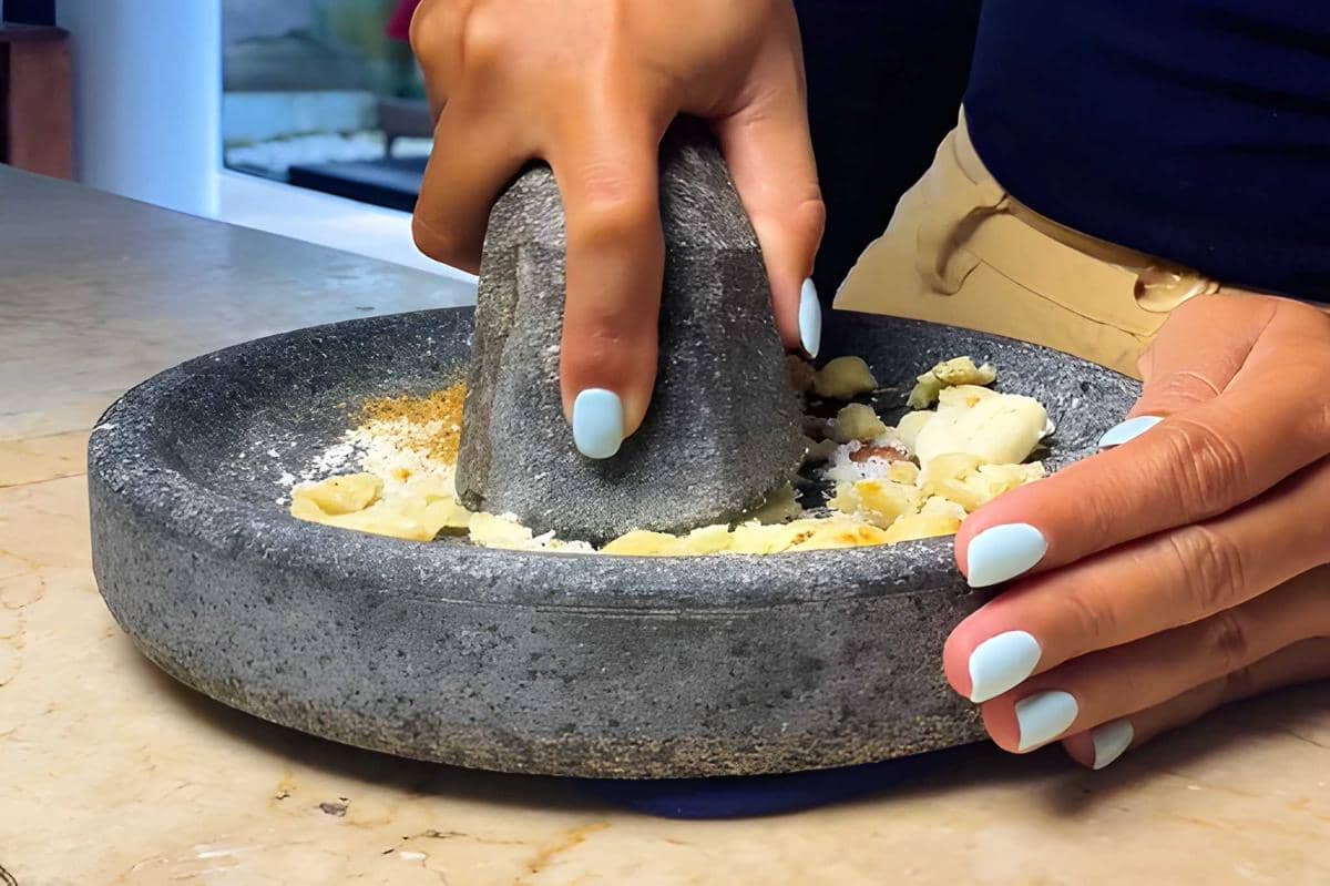 Ilustrasi mengulek bumbu