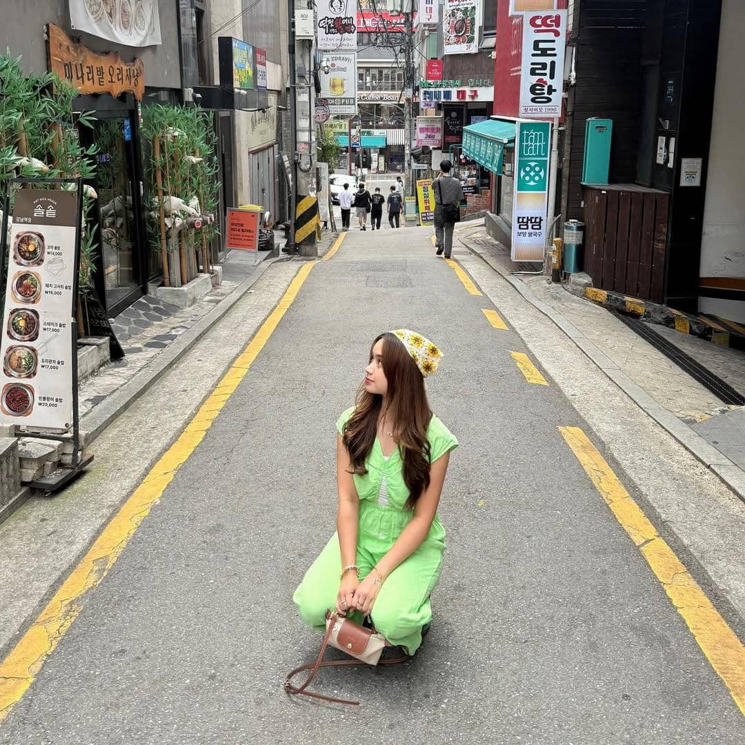 Gaya colorful ala Chintya Gabriella 