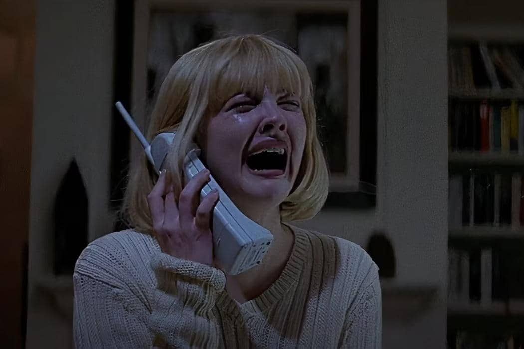 cuplikan adegan Casey Becker dalam film Scream 