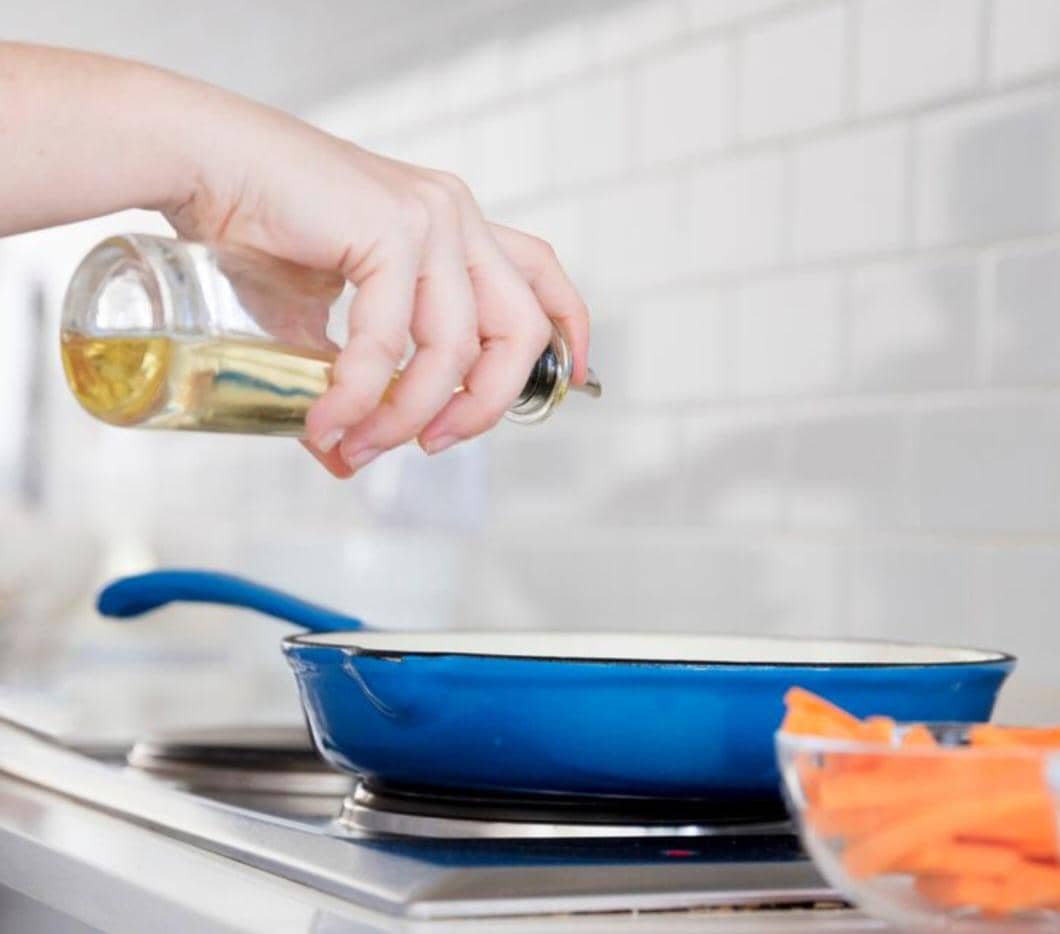 ilustrasi menuang minyak (freepik.com/freepik)