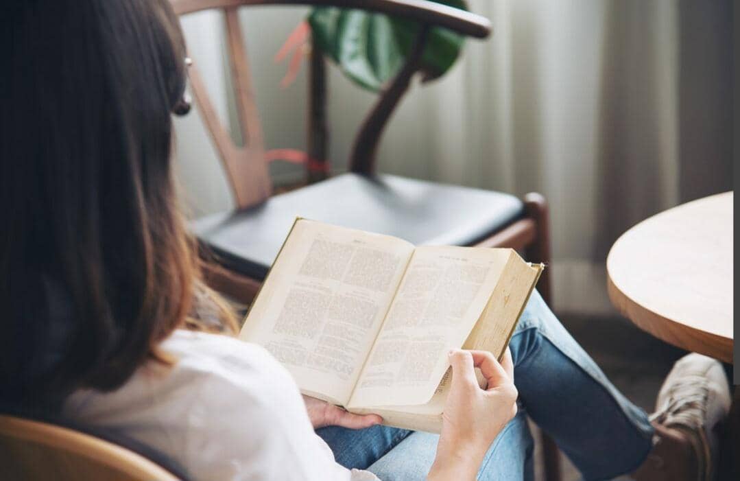 ilustrasi membaca buku