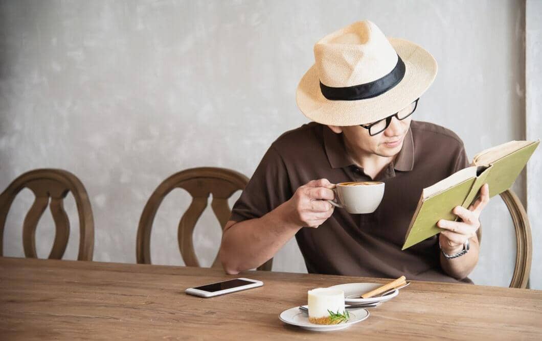 ilustrasi membaca buku sambil sarapan