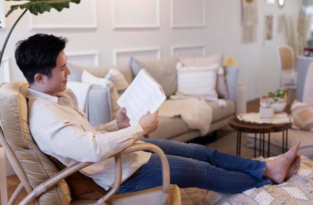 ilustrasi membaca buku di kursi nyaman