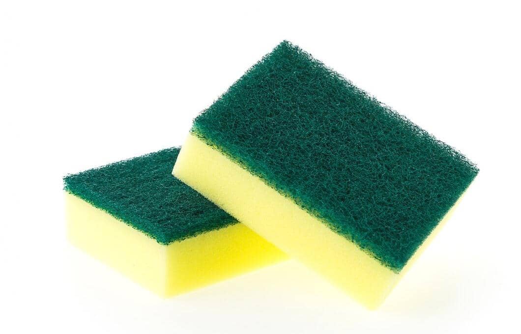 spons untuk membersihkan tumbler (freepik.com/mrsiraphol)