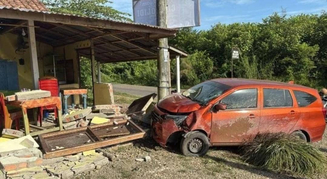 Kondisi mobil Sigra yang ringsek usai menabrak motor dan mobil di Muratara.