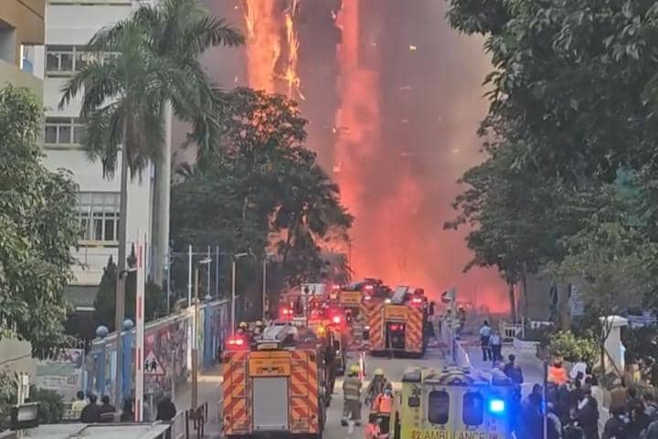 Apartemen Wang Fuk Court, Tai Po, Hong Kong, terbakar hebat pada Rabu (26/11/2025). IDN Times/Istimewa.
