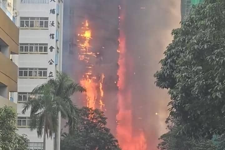 Apartemen Wang Fuk Court, Tai Po, Hong Kong, terbakar hebat pada Rabu (26/11/2025). IDN Times/Istimewa.