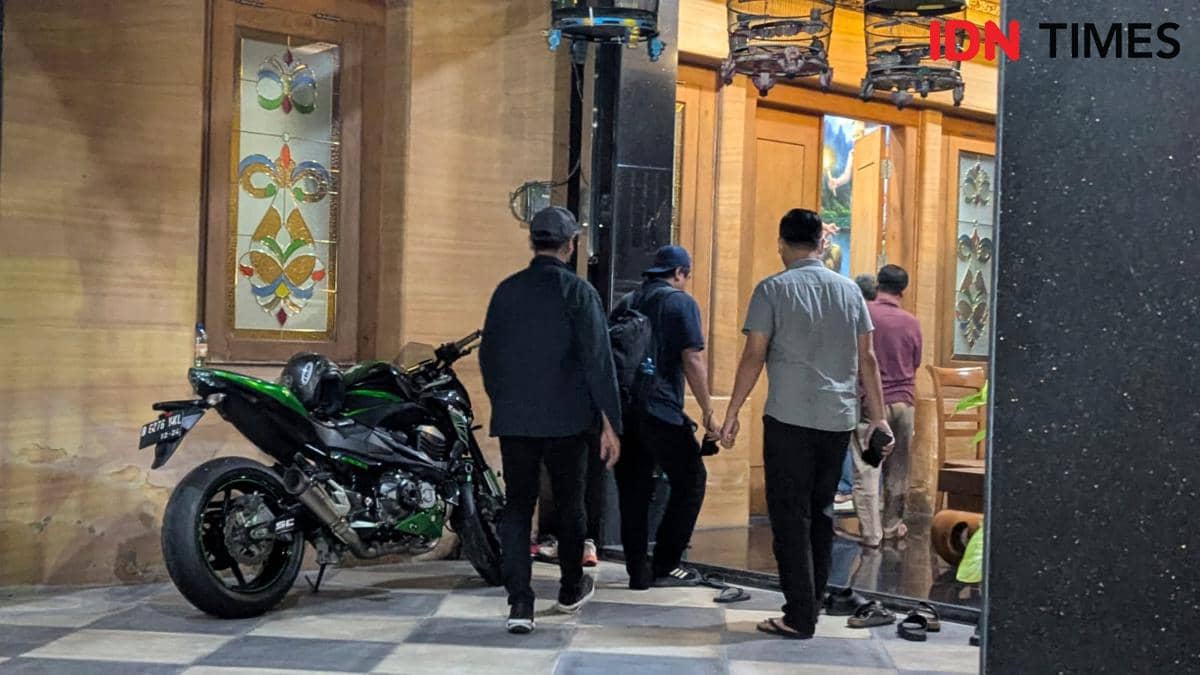 Sejumlah penyidik KPK memasuki rumah milik kontraktor sekaligus Ketua KONI Ponorogo, Sugiri Heru Sangoko, di Jalan Batoro Katong, Kelurahan Cokromenggalan. IDN Times/Riyanto.