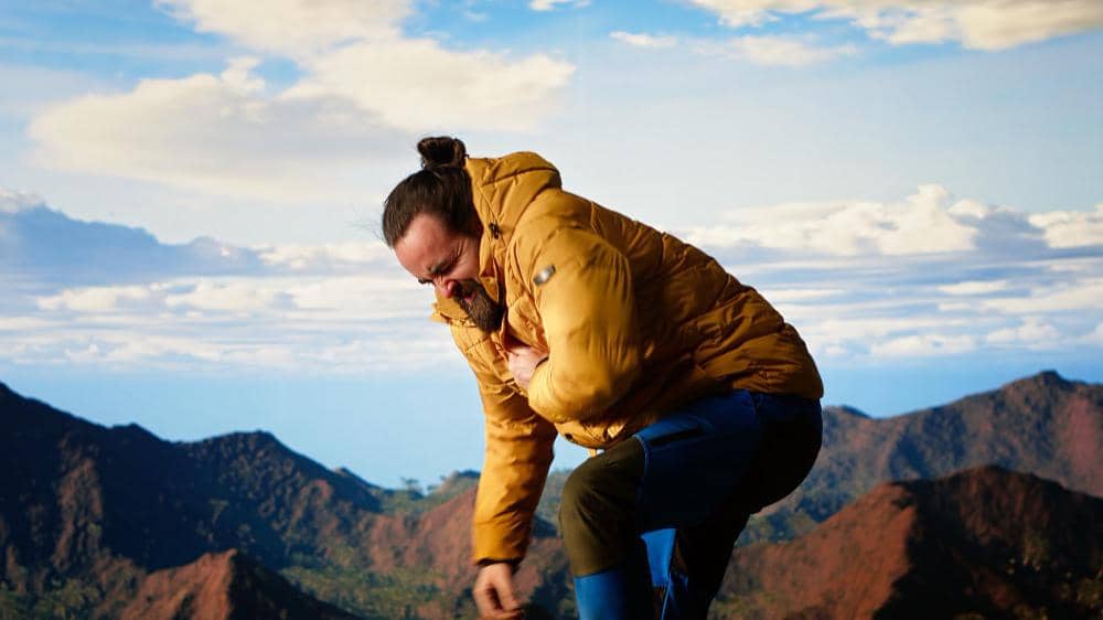 Ilustrasi seseorang lemas saat mendaki