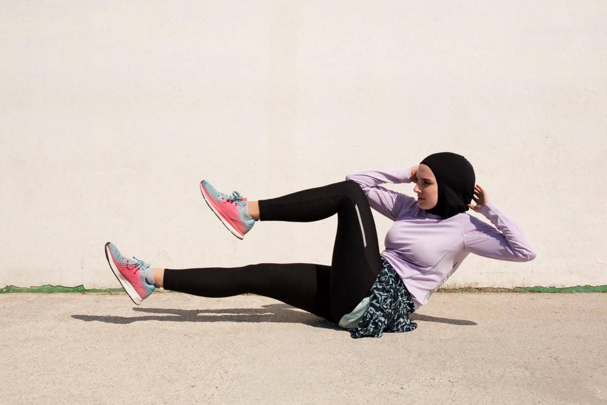 Ilustrasi perempuan sedang work out 