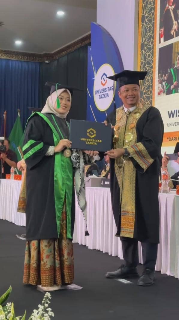 potret istri Irfan Hakim lulus S2 (instagram.com/irfanhakim75)