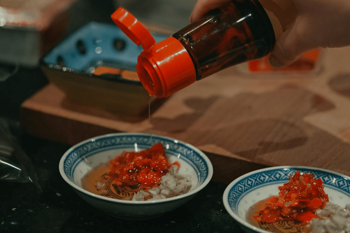 ilustrasi membuat crisp chili oil