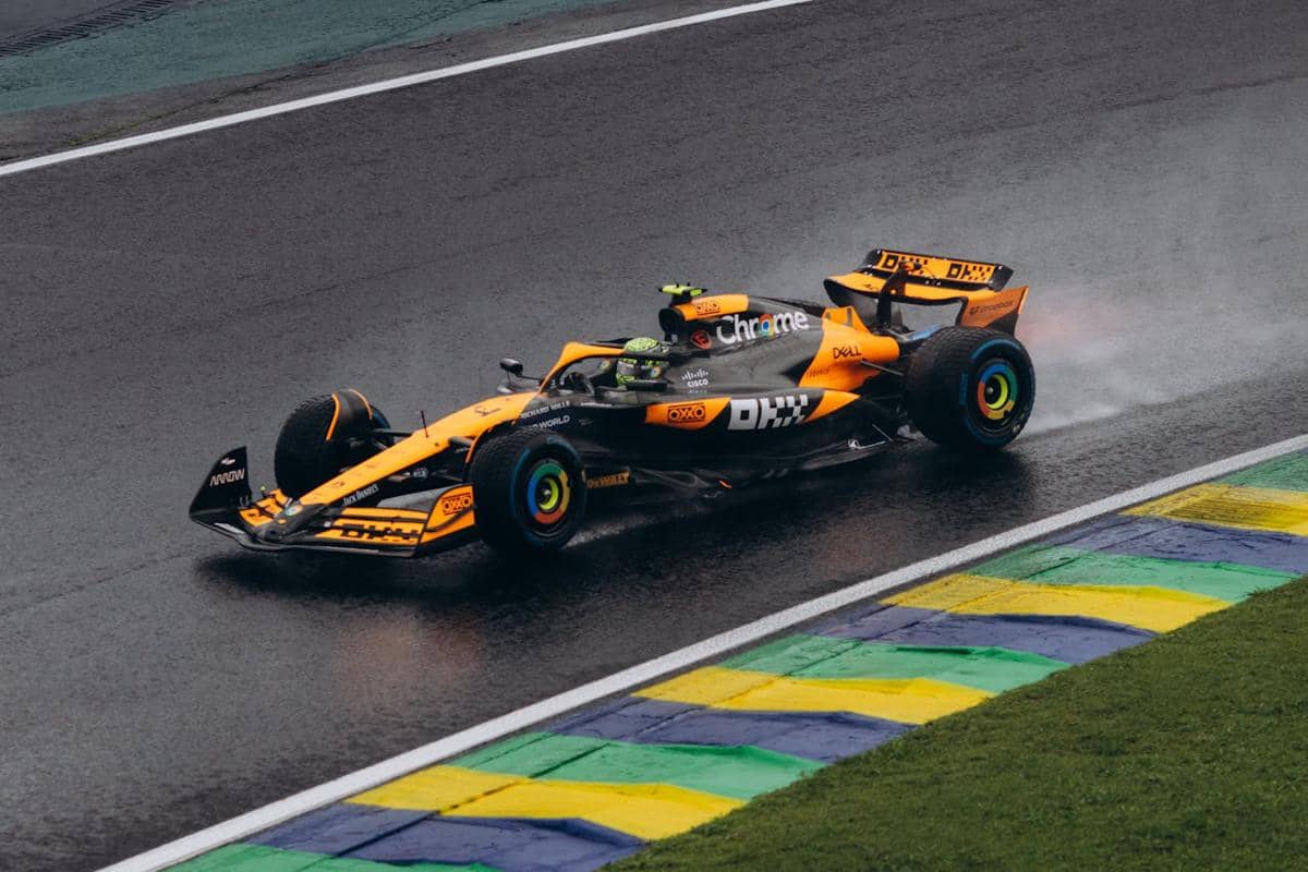 ilustrasi pembalap McLaren di Formula 1