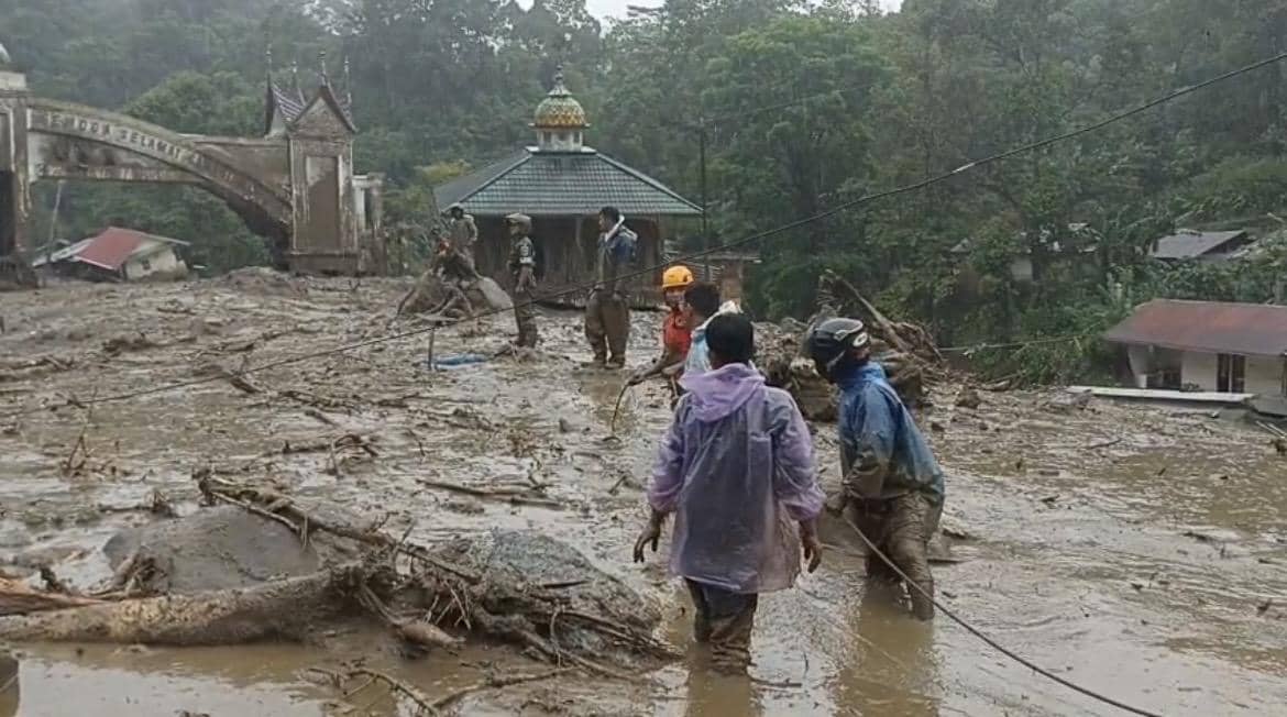 Tim gabungan melakukan evakuasi korban.