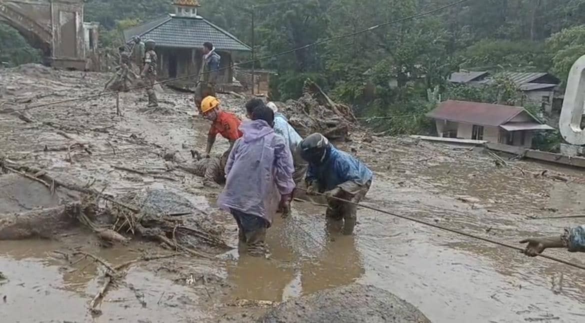 Tim gabungan melakukan evakuasi korban.