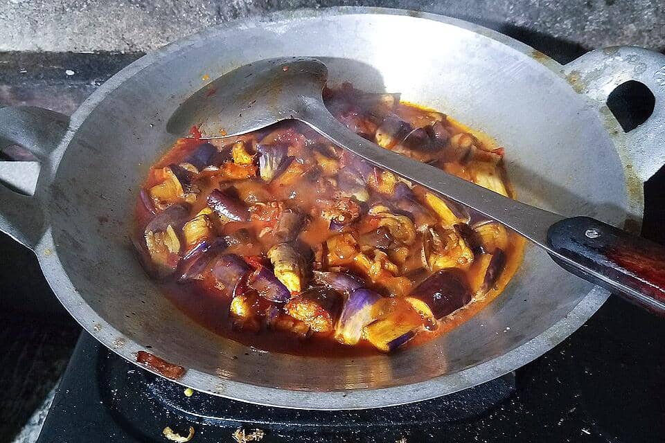 ilustrasi memasak tumis terong bumbu kecap