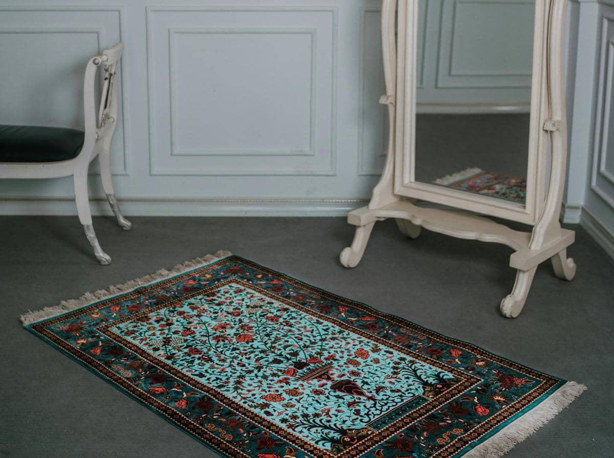 ilustrasi karpet dan standing mirror