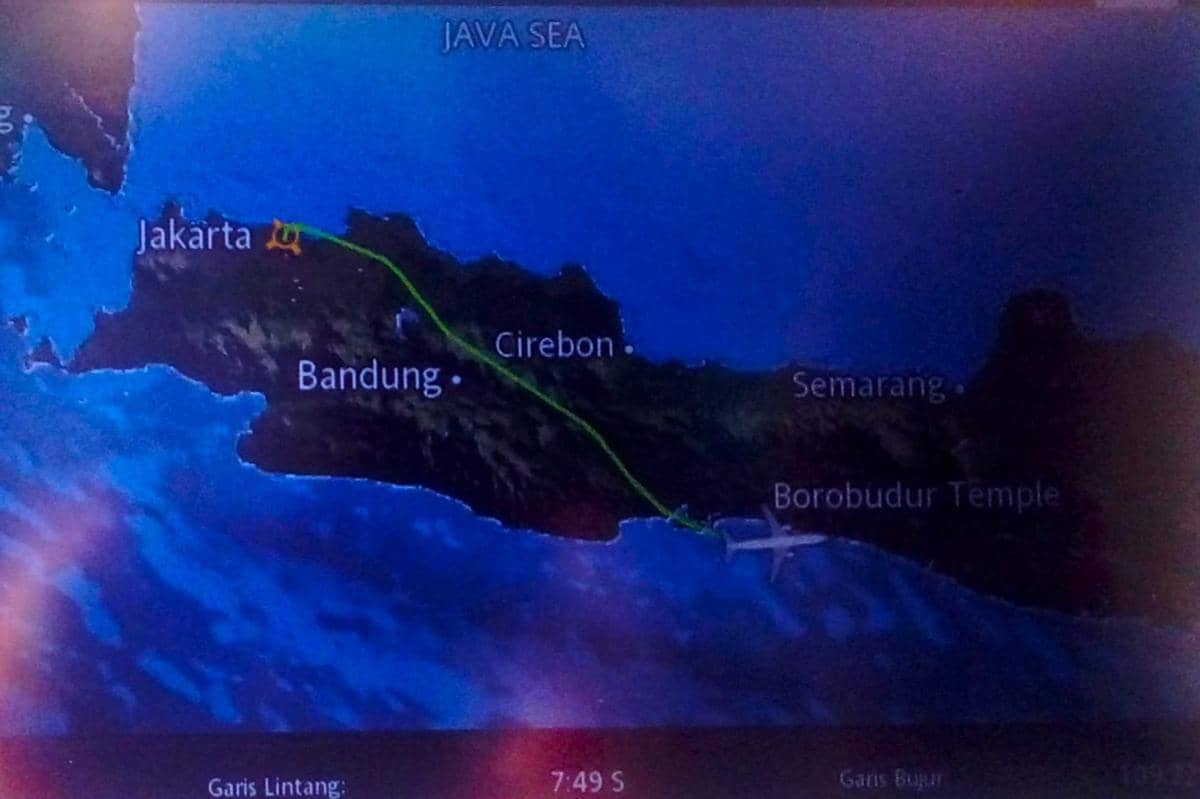 ilustrasi layar inflight entertainment yang menampilkan jalur pesawat Jakarta-Yogyakarta