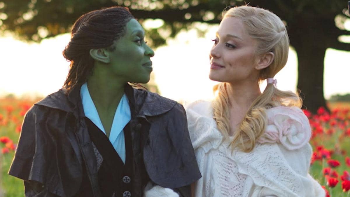 Cynthia Erivo dan Ariana Grande sebagai Elphaba dan Glinda dalam Wicked: For Good