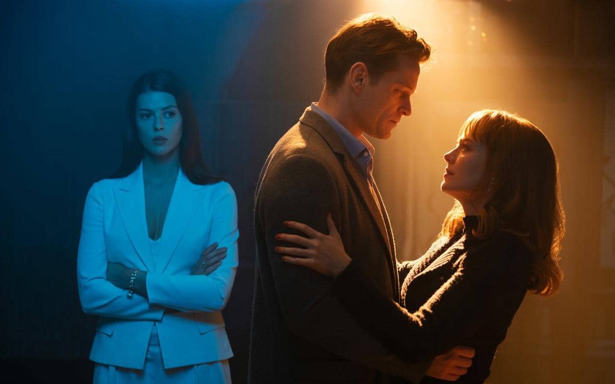 ilustrasi pria yang sedang berselingkuh di depan pasangannya