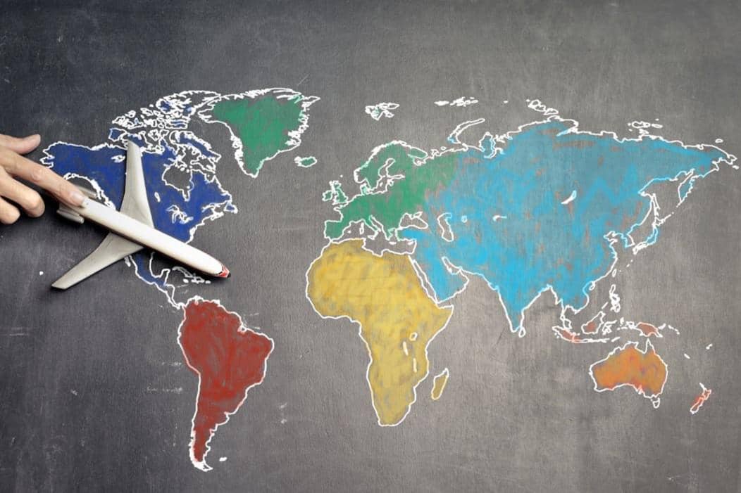 ilustrasi peta dunia dan miniatur pesawat 