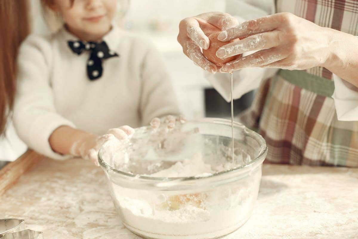 ilustrasi membuat bolu 