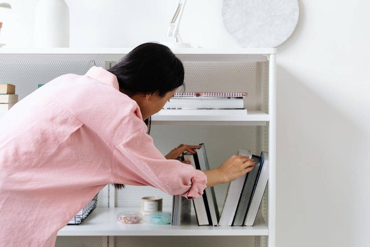 ilustrasi merapikan barang