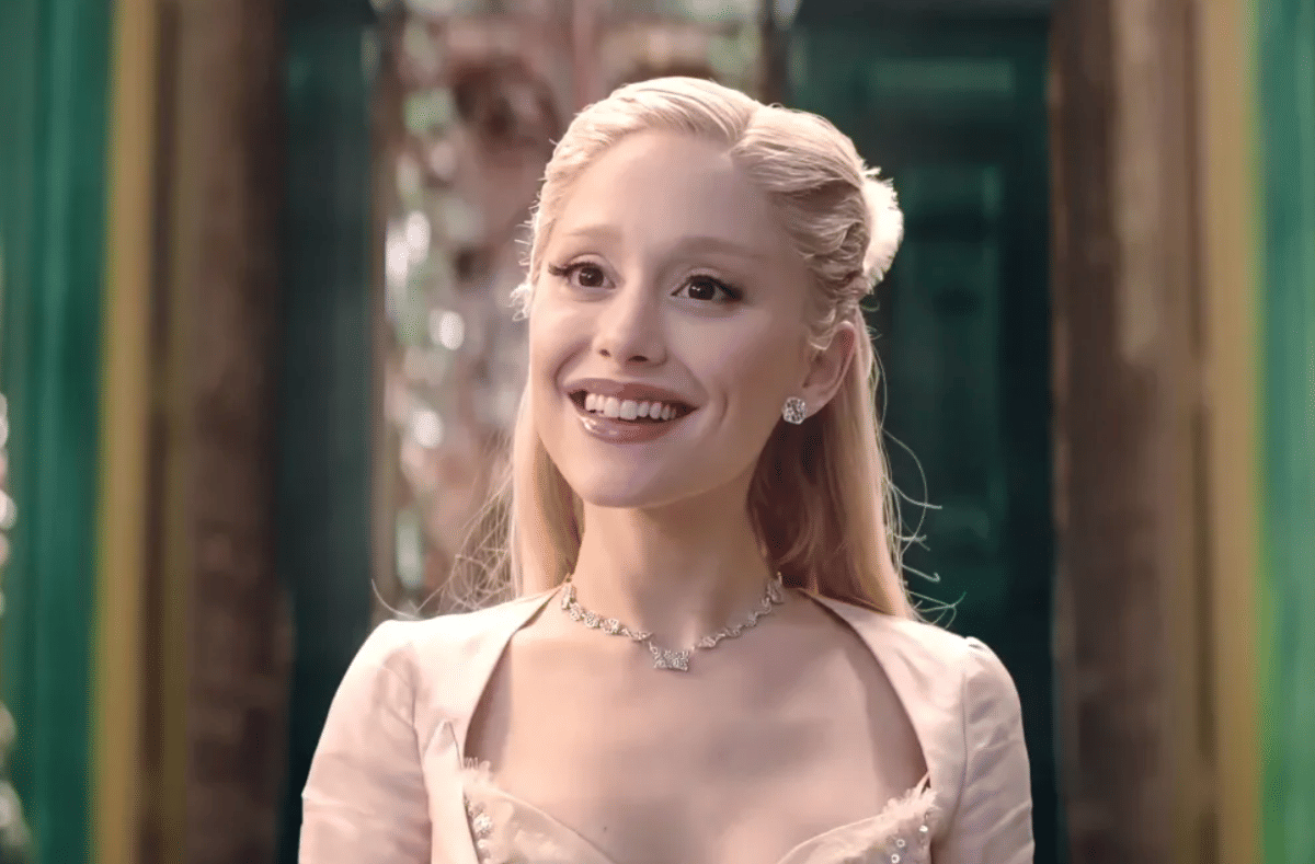 Ariana Grande sebagai Glinda dalam Wicked: For Good 