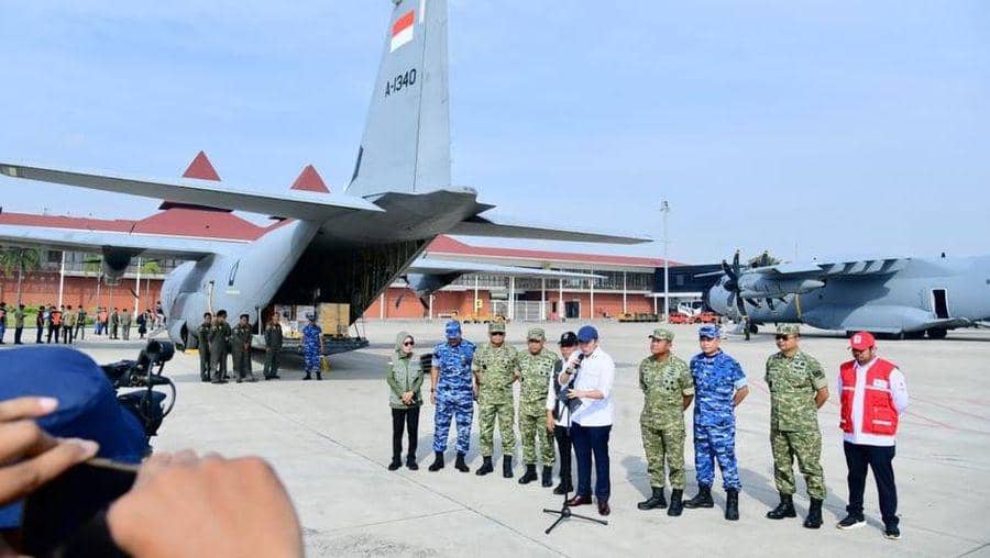 memberikan keterangan mengenai pengiriman bantuan untuk tiga provinsi di pulau Sumatera