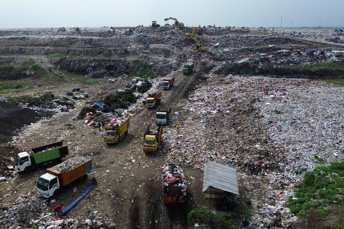 Ilustrasi foto udara sejumlah truk sampah mengantre di Tempat Pembuangan Akhir (TPA) Sampah. (ANTARA FOTO/Umarul Faruq)