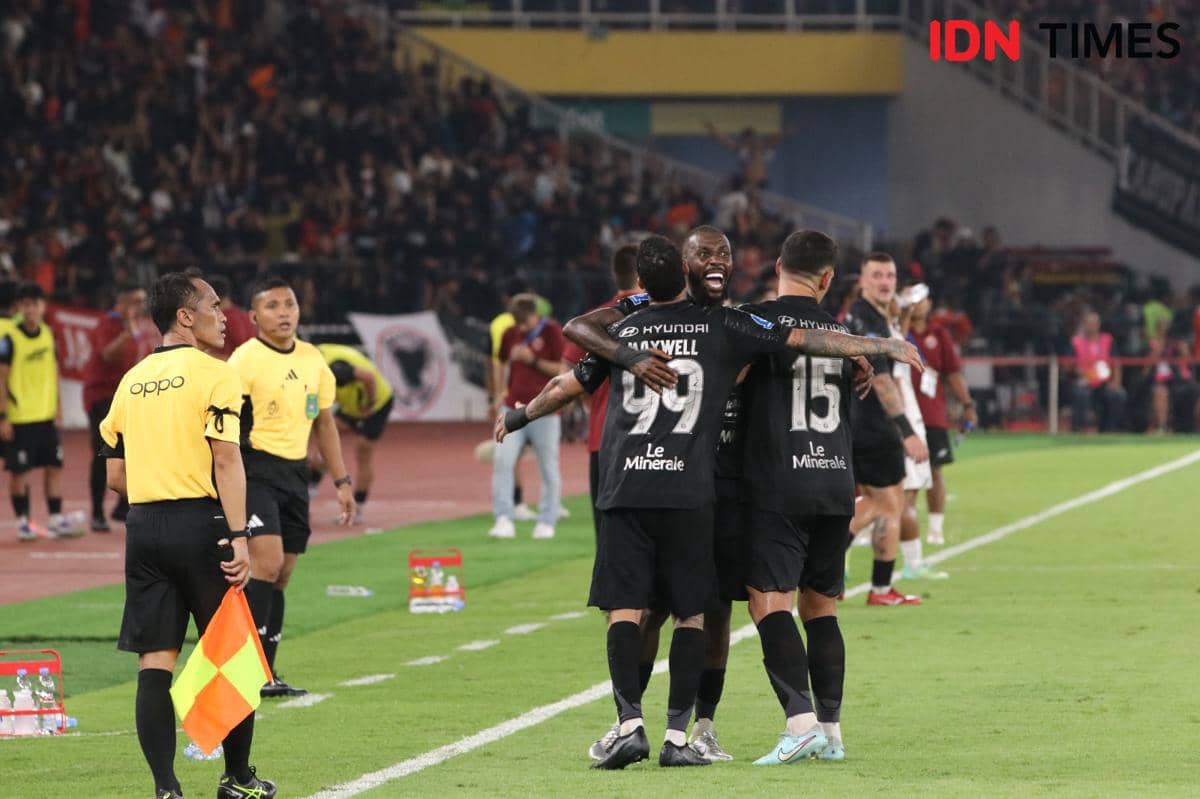 Skuad Persija saat lawan PSIM di Super League
