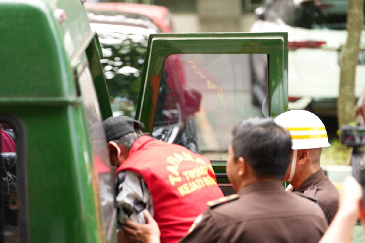 Tersangka Dasril saat digiring ke mobil tahanan usai dilakukan perintah penahanan oleh Kajati Sumsel.