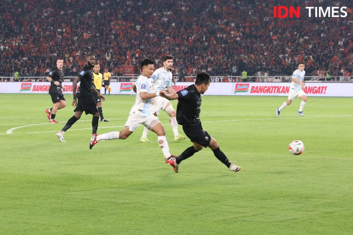 Skuad Persija saat lawan PSIM di Super League
