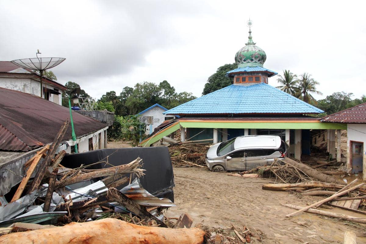Banjir bandang di Sumbar dan Sumut