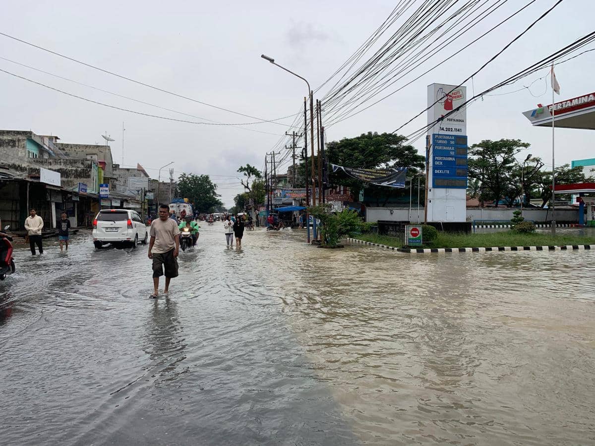 Air masih menggenangi jalan di Kecamatan Marelan, Jumat (28/11/2025) (IDN Times/Doni Hermawan)
