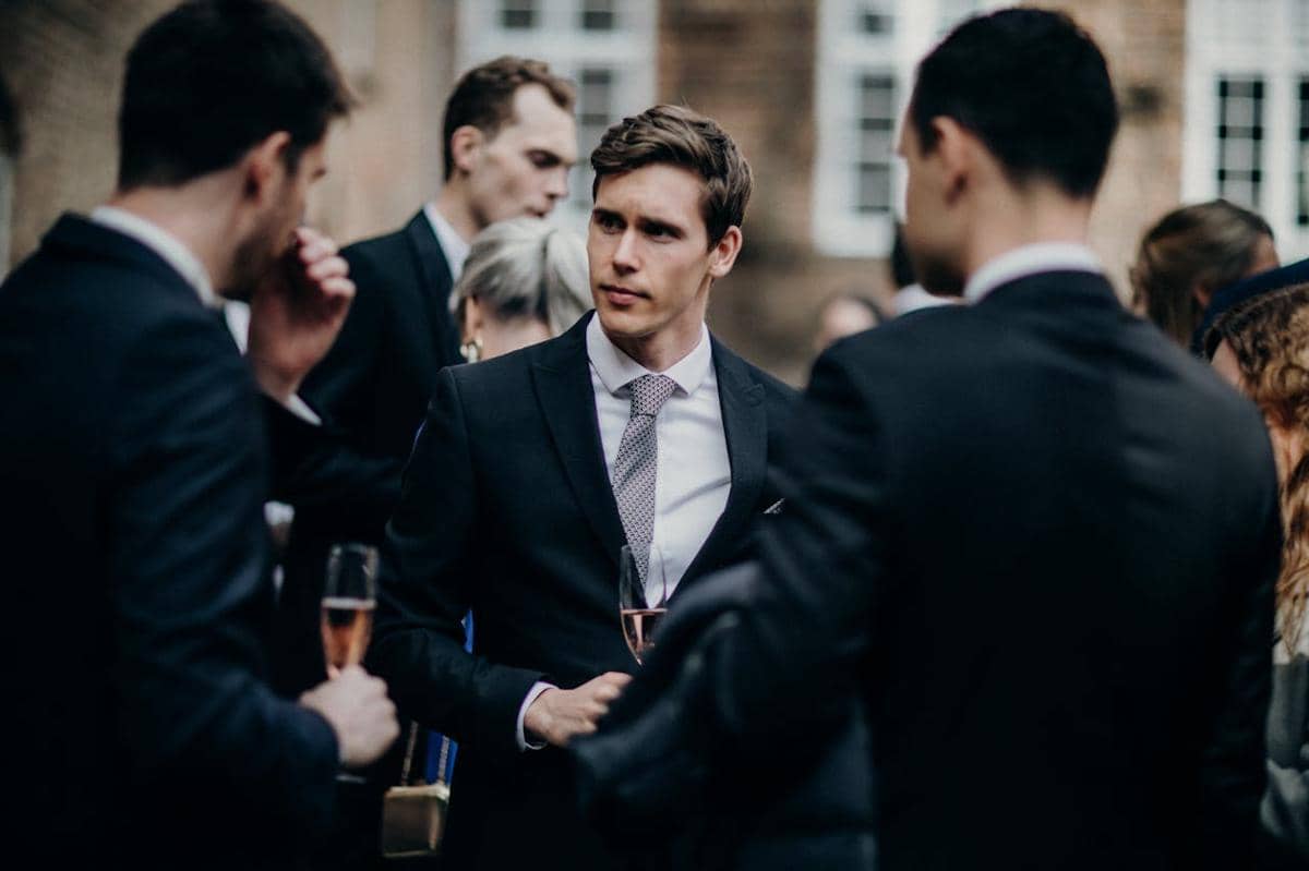 ilustrasi cowok berjas