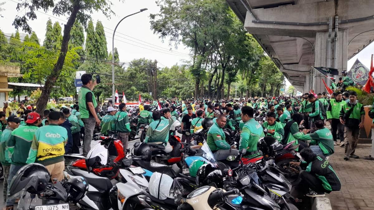 Gelombang aksi unjuk rasa drive ojek online yang menolak rencana penetapan status pekerja tetap dan potongan komisi 10 persen. (Dok. IDN Times)