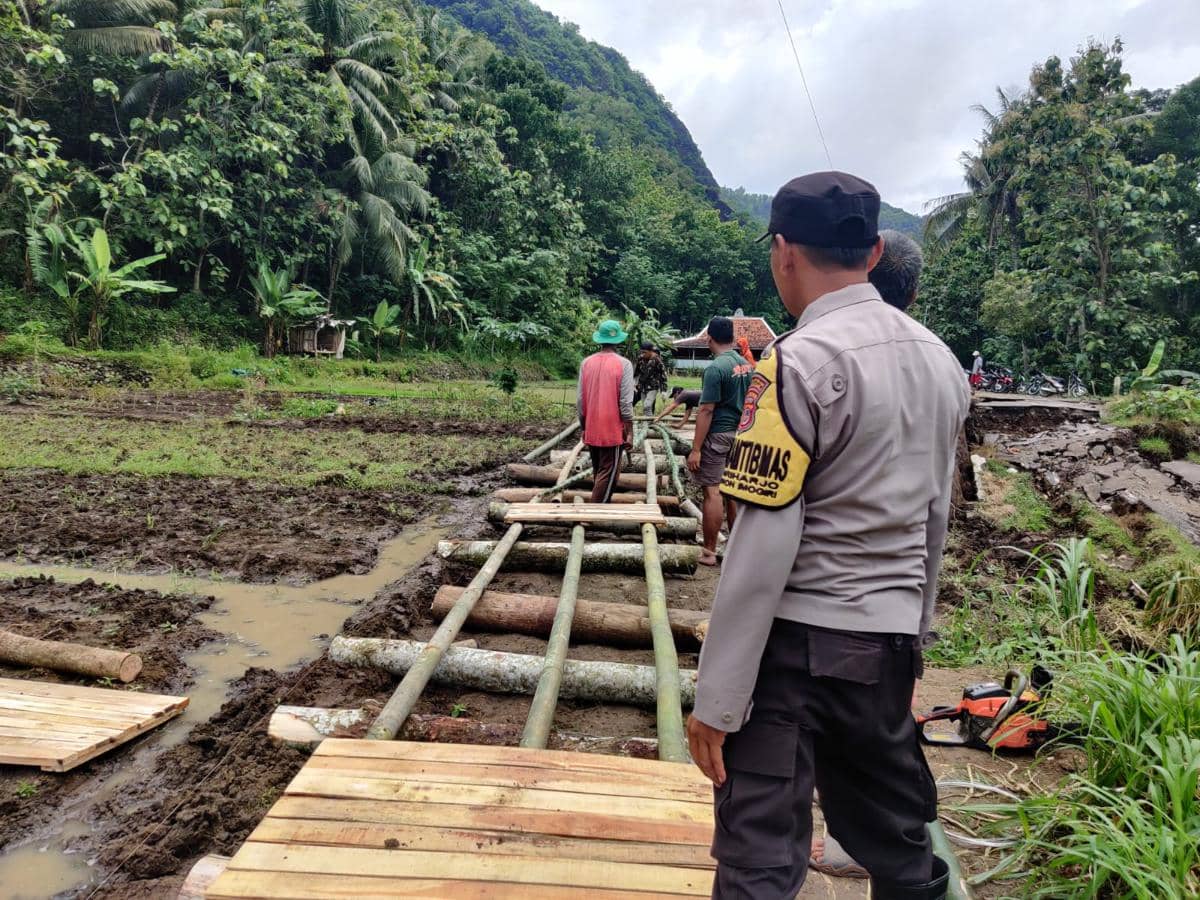 Pembangunan jembatan darurat di jalan amblas Srikeminut Bantul. 