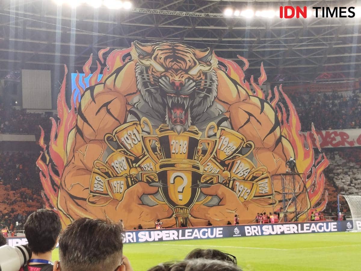 Koreografi suporter Persija, The Jakmania, dalam laga lawan PSIM. (IDN Times/Sandy Firdaus)