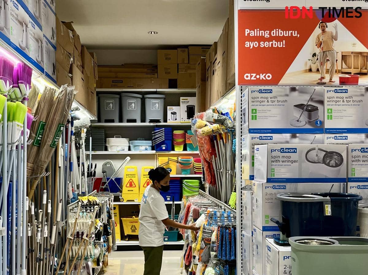 Pengunjung, Fanny (40) saat memilih barang di toko AZKO Ngaliyan di Kota Semarang. (IDN Times/Dhana Kencana)