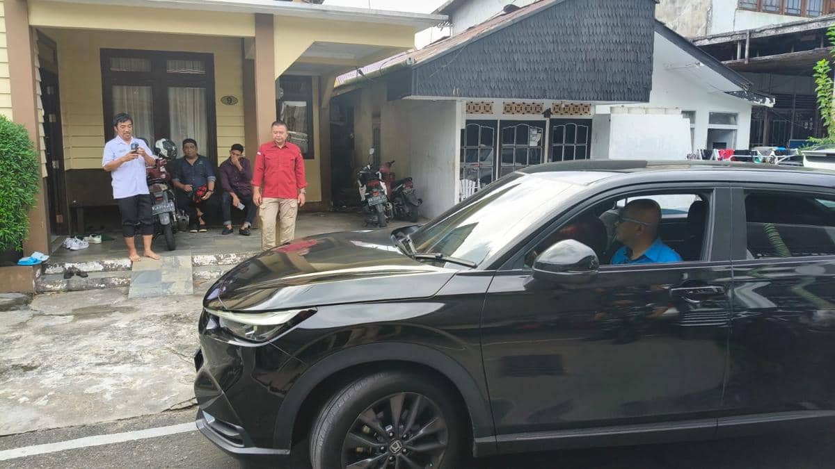 Penggeledahan rumah tersangka korupsi.