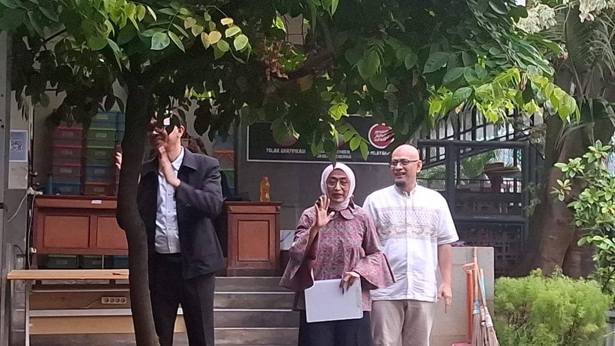 Mantan Dirut ASDP Indonesia Ferry, Ira Puspadewi bebas dari Rutan KPK, Jumat (28/11/2025). (IDN Times/Amir Faisol)