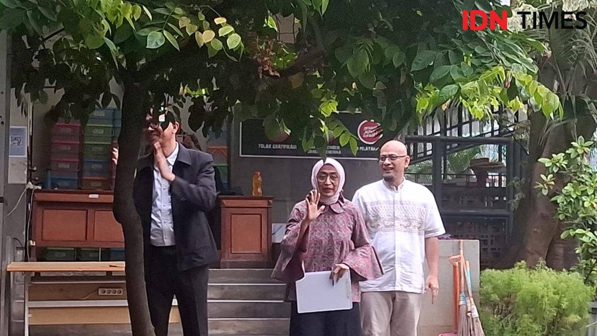 Mantan Dirut ASDP Indonesia Ferry, Ira Puspadewi bebas dari Rutan KPK, Jumat (28/11/2025). (IDN Times/Amir Faisol)