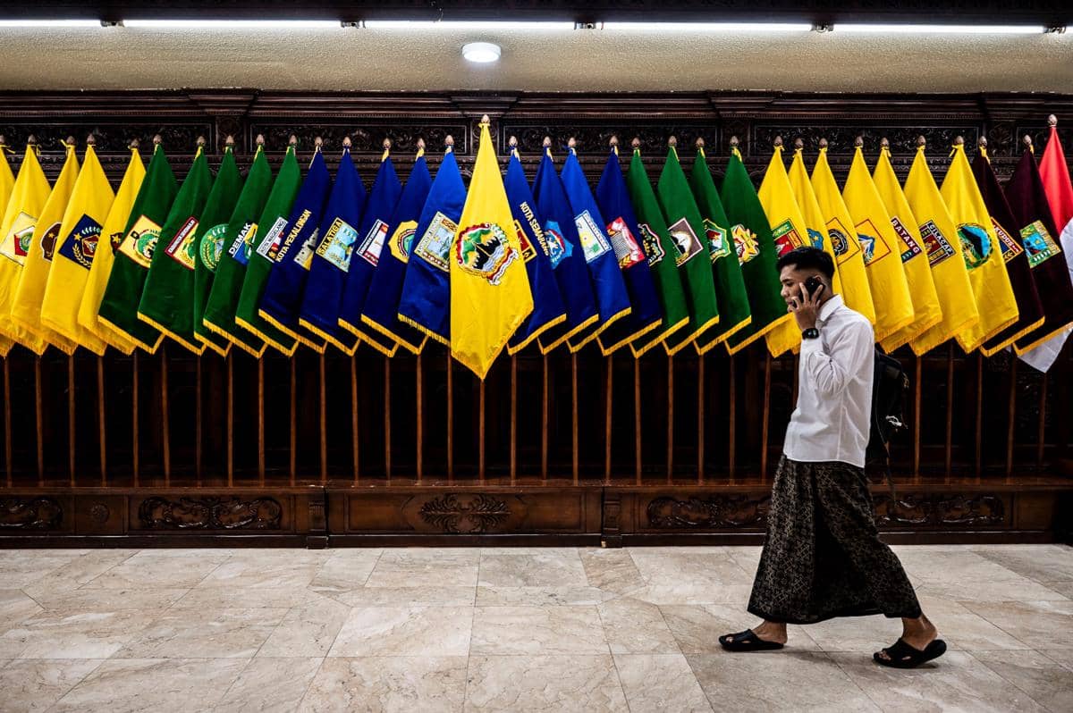 ASN berjalan menggunakan sarung batik di Kantor Gubernur Jawa Tengah, Semarang, Jawa Tengah, Jumat (28/11/2025). (ANTARA FOTO/Aprillio Akbar)