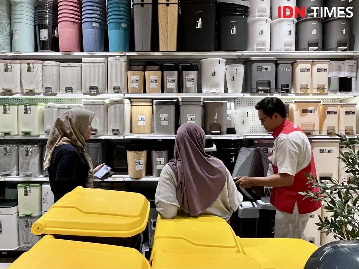 Suasana toko AZKO Ngaliyan di Kota Semarang. (IDN Times/Dhana Kencana)