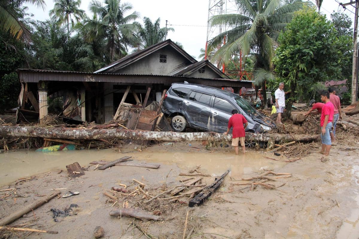 Kondisi rumah warga yang rusak akibat banjir bandang di Kecamatan Batang Toru, Kabupaten Tapanuli Selatan, Sumatera Utara, Jumat (28/11/2025).(ANTARA FOTO/Yudi Manar)