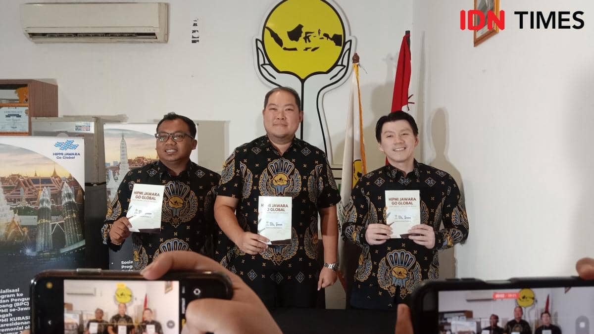 Ketua Umum HIPMI Jateng, Teddy Agung Tirtayadi bersama jajarannya berpose di depan awak media. (IDN Times/Fariz Fardianto) 