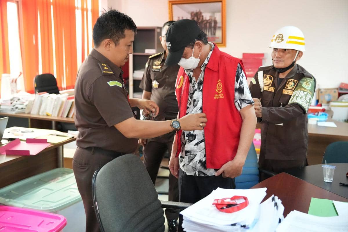 Tersangka Dasril saat digiring ke mobil tahanan usai dilakukan perintah penahanan oleh Kajati Sumsel.