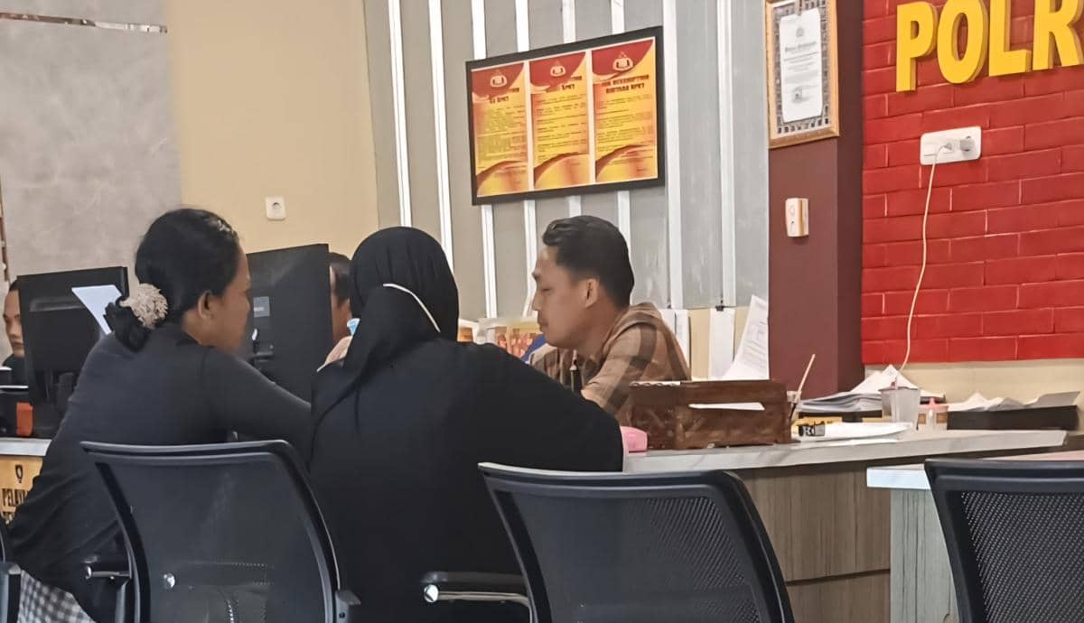 Warga Jakabaring bernama Sunaiyati saat melapor ke Polrestabes Palembang