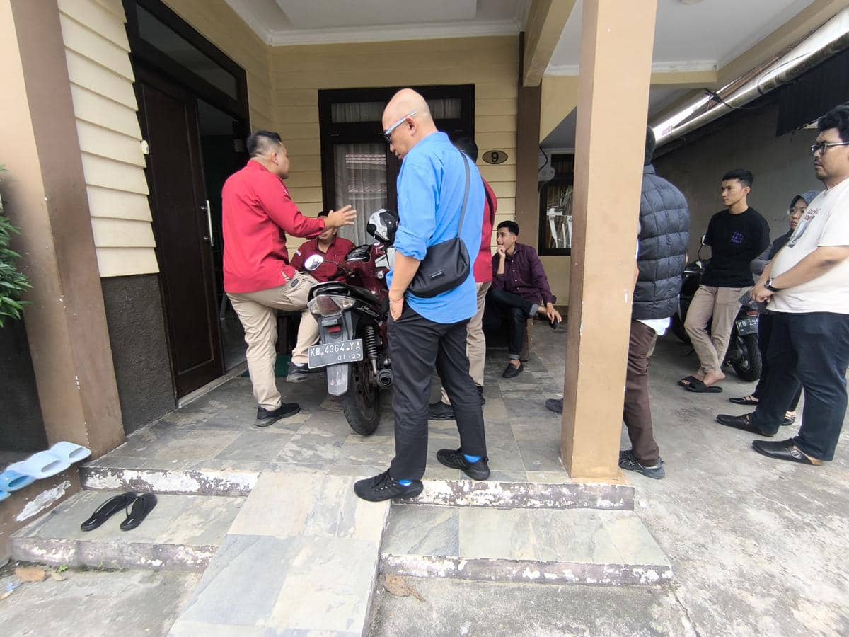 Penggeledahan rumah tersangka korupsi.